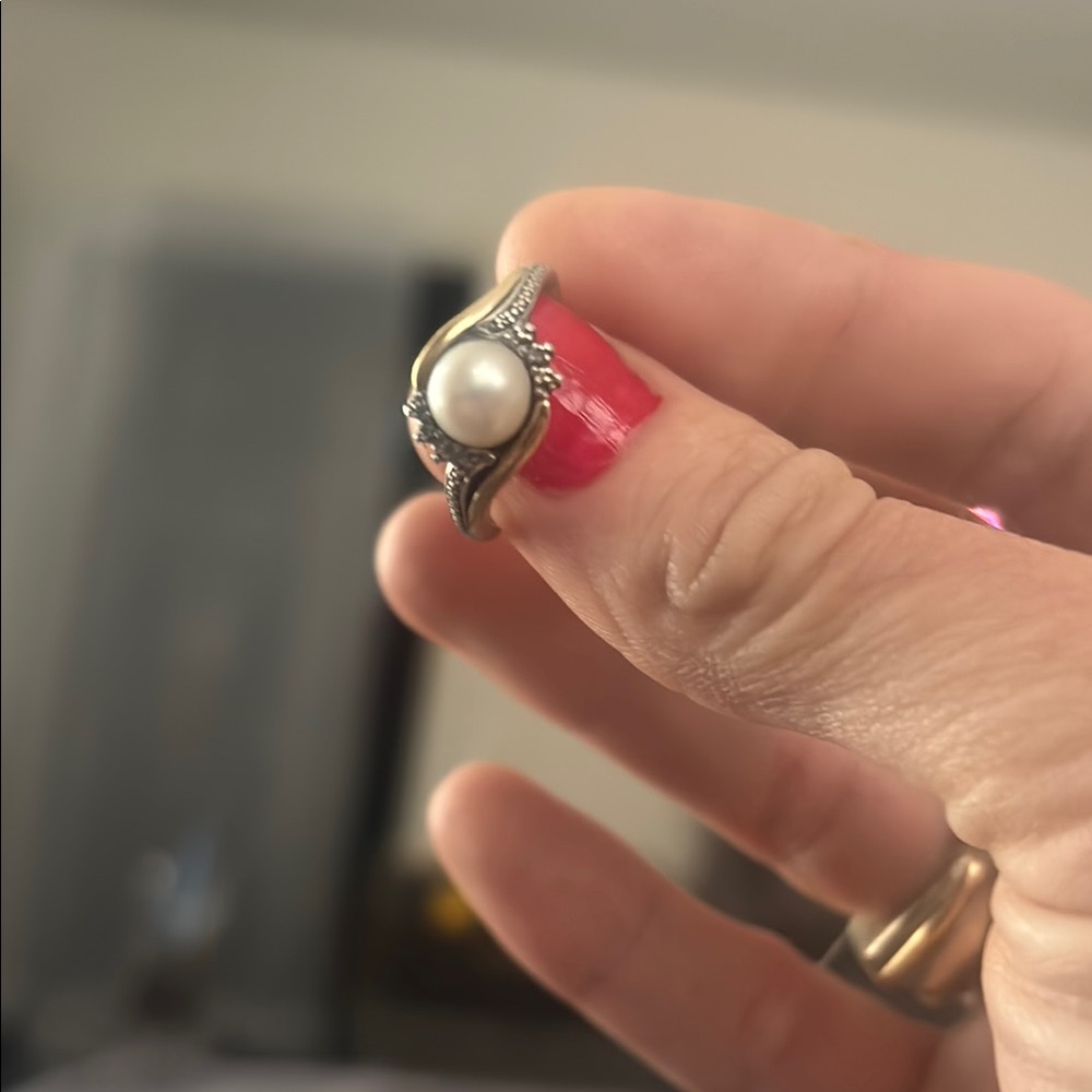 Elegant Silver Pearl Ring